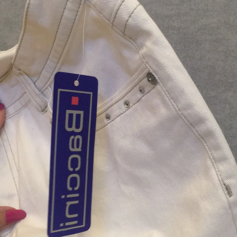 NWT BACCINNI Embellished Knee Length 5 Pocket White Denim Shorts